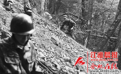 8月10日,第77集团军某旅官兵通过一处滑坡地带。