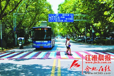 公交车看到3D斑马线后,停车礼让行人。