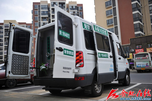 移动火化车成合肥市一道环保“风景线”