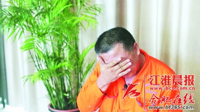 打完电话后,庐阳区城管局环卫中心50岁的环卫工人捂着眼睛哭了……