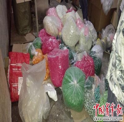 警方在假减肥药生产窝点,现场查获近60万粒胶囊。中国青年报·中青在线记者洪克非/摄