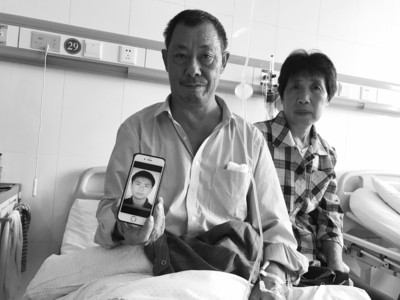 吴在山时常看看手机里翻拍的儿子的证件照