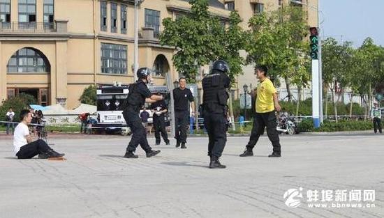 蚌埠男子大街上脱衣裸奔