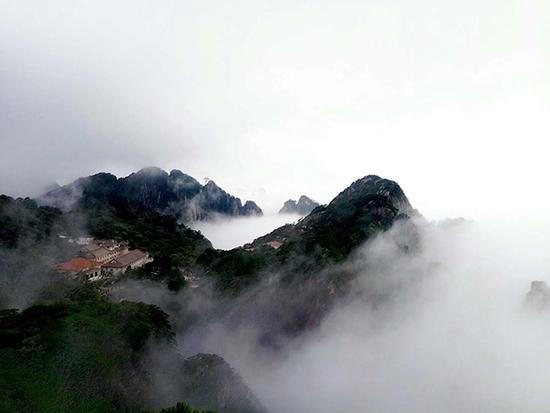 10月3日上午,黄山始信峰前的北海景区出现了云海景观,不少游客驻足合影留念。 黄山风景区管委会 黄辉 图