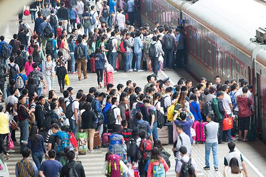 中秋节全国增开列车393列,预计发送旅客1100万人次。视觉中国 资料图