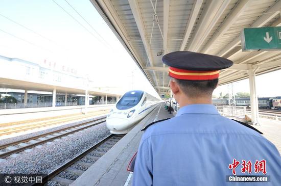 10月1日,内蒙古包头,包头火车站客运工作人员准备接车。唐哲 摄 图片来源:视觉中国