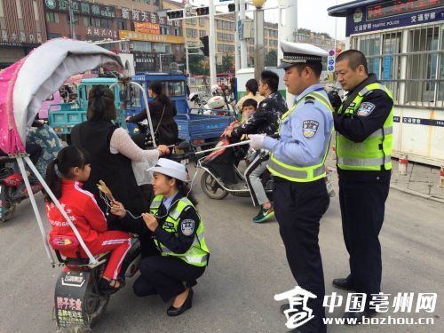 “微直播”的交警在采访一位小朋友