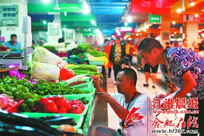 十里店菜市场的工作人员正在市场内巡查。