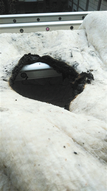 池州一小区住户楼上扔烟头 点燃楼下棉被险酿