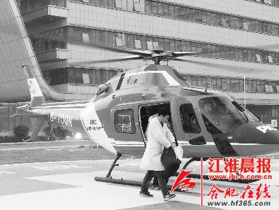 安医大一附院医生登上救援医用直升机。