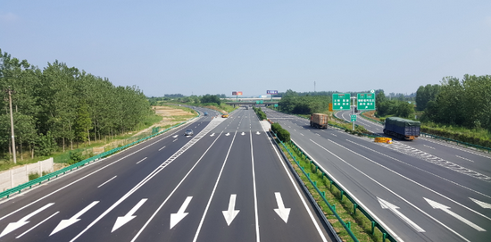 作为合肥东部4条高速公路的咽喉连接线,合肥绕城高速东环线是安徽省唯一一段双向十车道高速公路,2017年扩容改造后,通行能力实现倍增。