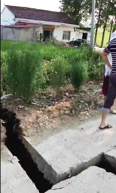 路面出现列缝隙