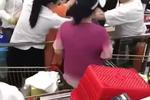 购物打折 两位女士因为排队顺序发生肢体冲突