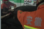 安徽合肥：男童不慎将自己反锁车内