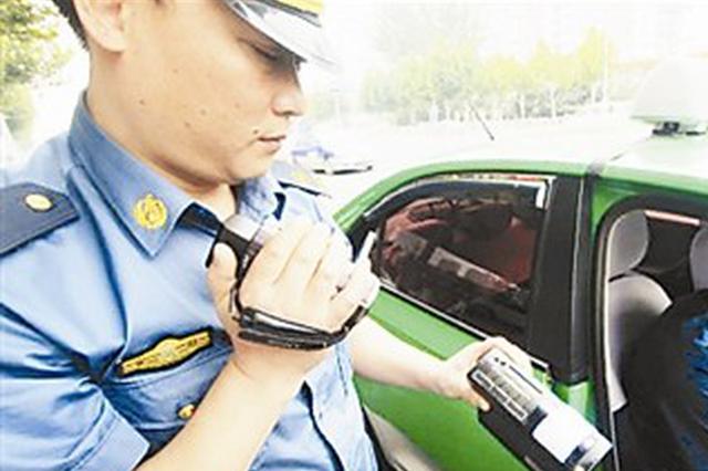 执法人员现场依法暂扣违规计价器
