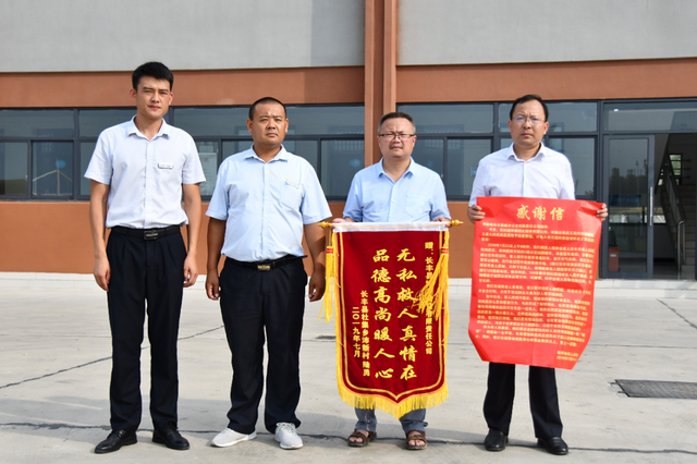 合肥老人街头意外摔倒 公交司机及时救助