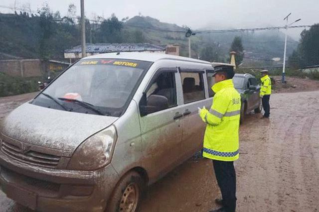 超员面包车侥幸上路 芜湖交警严查消隐患