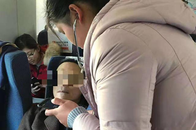 乘客高铁上突发急症 安徽三名护士出手相救