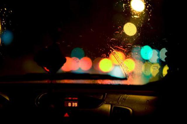 安徽一少年挨训雨夜离家出走 民警雨夜送其回家