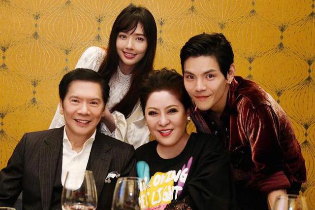 向佐郭碧婷为向华强庆生 一家四口合影温馨幸福_新浪安徽_新浪网