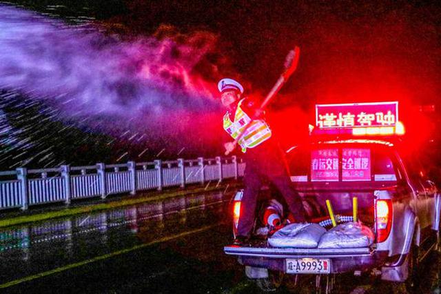 安徽庐江：寒夜除冰保畅通