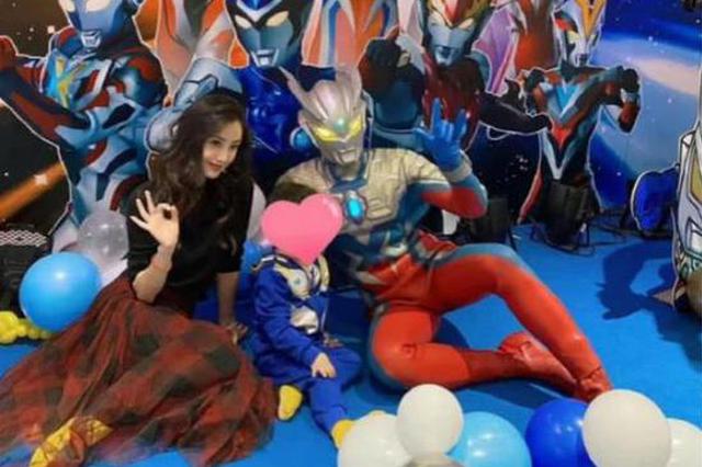  Huang Xiaoming Celebrates Little Sponge's Birthday in the Morning with Two Cute and Vivid Expressions