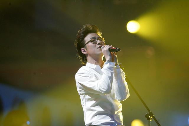 汪峰发新歌 章子怡卖力宣传配吃瓜表情包