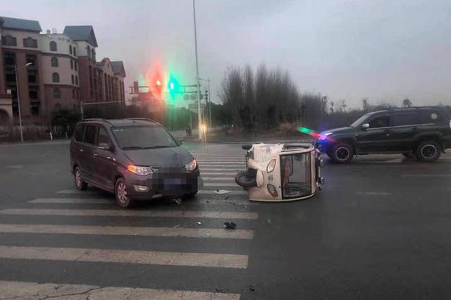 芜湖：雨天路滑视线差 轿车左转撞翻三轮车 新浪安徽 新浪网