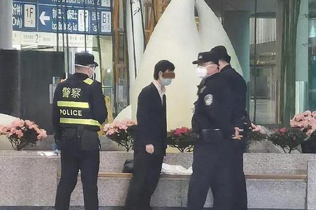  The airport was entangled by a man pulling her hair. Ouyang Nana sent a message to report that she was safe in the morning