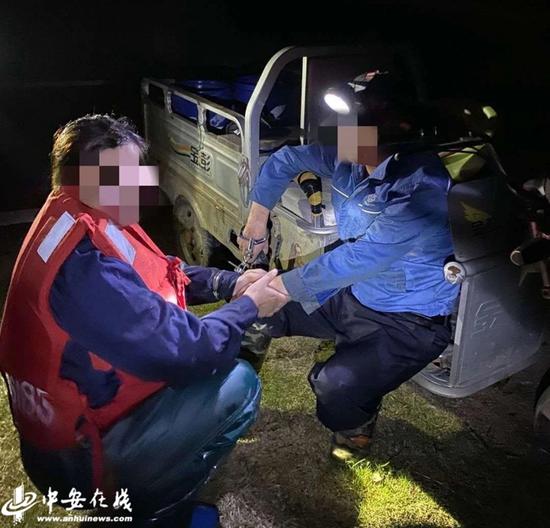 马鞍山市公安局水警支队在长江安徽马鞍山段水域抓获两名非法利用地笼进行捕鱼的嫌疑人