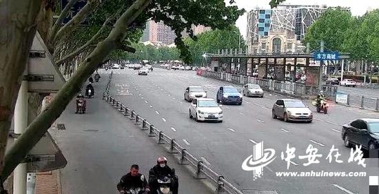 交警为汽车开道