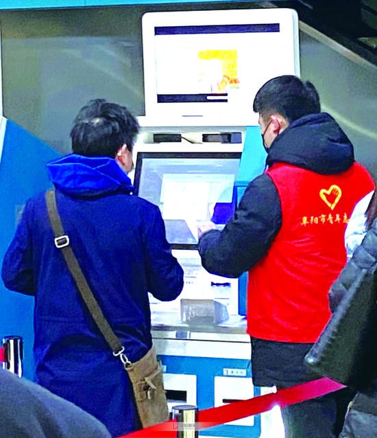 志愿者辅导年长者办理自助挂号