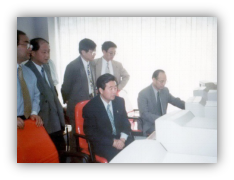 1996年11月20日,时任安徽省委常委,常务副省长,现中央政治局常委,全国政协主席汪洋一行参观视察百花证券营业部。