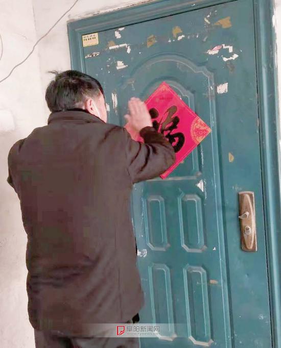 为在外地过年家里无人的群众贴春联