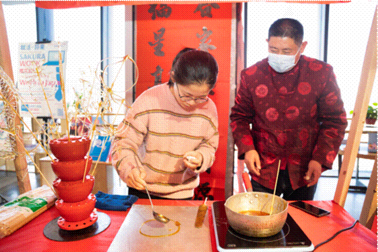 读者在安徽图书城店活动现场积极参与非遗体验活动