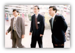 1996年11月20日,时任安徽省委常委,常务副省长,现中央政治局常委,全国政协主席汪洋一行参观视察百花证券营业部。