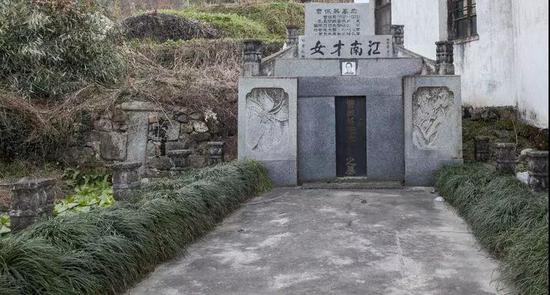 村口,至今仍在盼望着胡适回家的曹诚英的墓