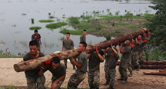 人民子弟兵头顶烈日加固堤坝