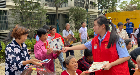 为群众发放安全手册