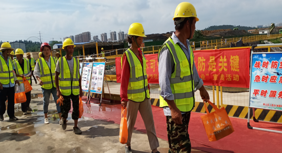 蚌埠市人防办在建设工地开展人民防空宣传