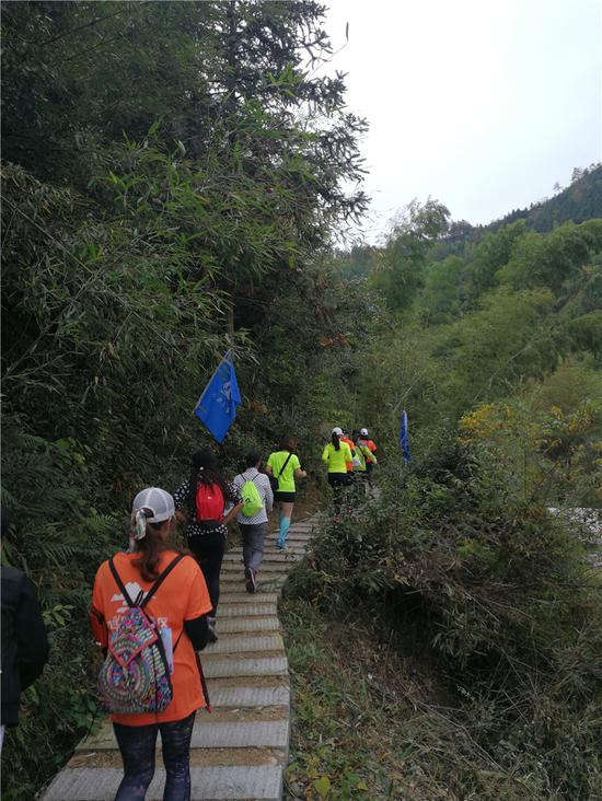 参赛者行走在九华后海赛道上