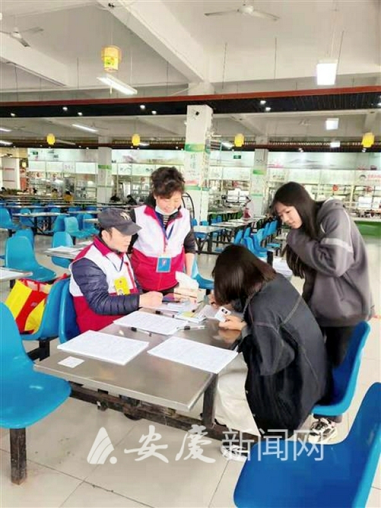 2020年，鲁松旺、秦国华夫妇在安庆职业技术学院参加无偿献血志愿服务。 （资料图片）