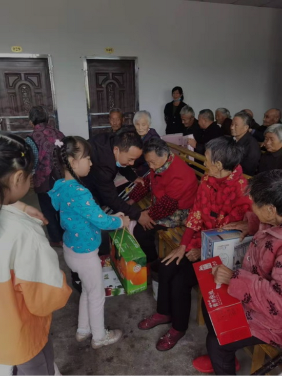 (▲李元熙与小伙伴们一起探望老人)
