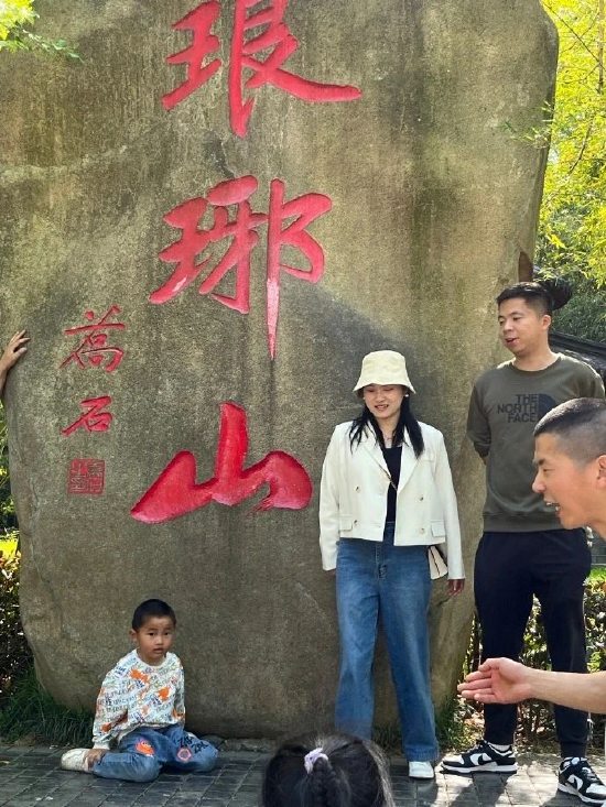 游客在琅琊山文化石前排队拍照留念。