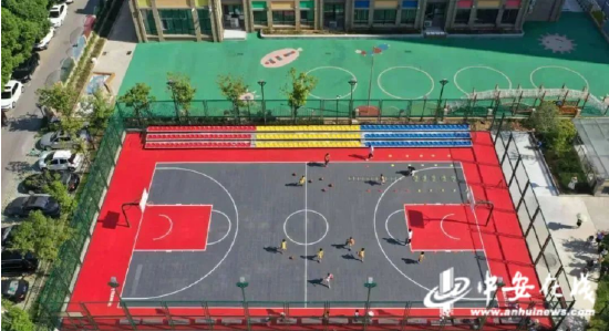  馨怡家园小区内的笼式多功能篮球场