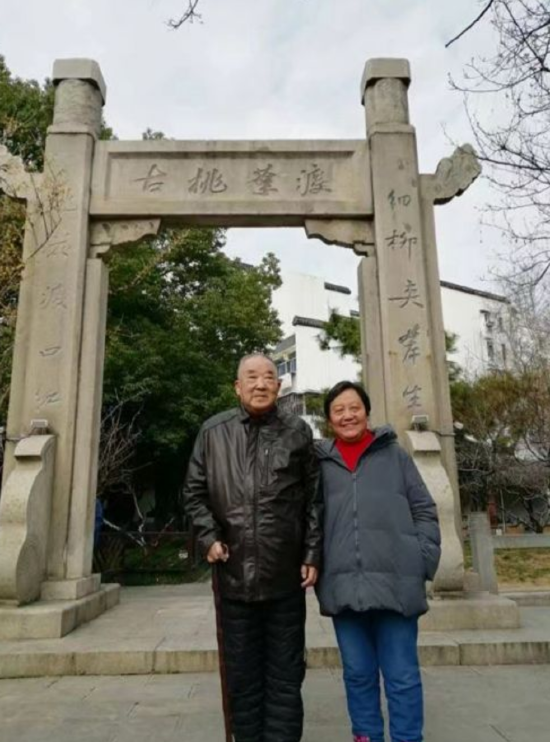 2023年3月,冯仲华先生偕夫人故地重游(南京夫子庙桃叶渡)