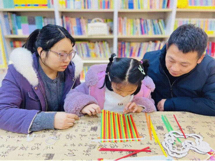凤台中山路店开展元小鳌课堂——“马到成功”新年竹编挂饰手工制作活动