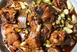 土公鸡炖毛豆