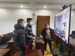 何承诚与同事们在现场反复调试设备。
