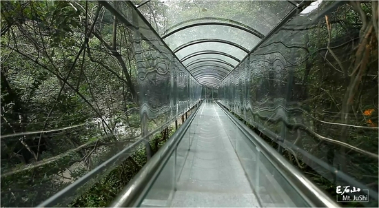 安庆市巨石山风景区云上玻璃滑道 (图源:巨石山风景区)